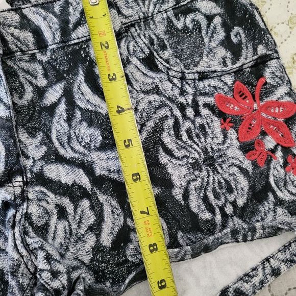 H&M Shorts with Side Embroidered Details - Picture 8 of 9